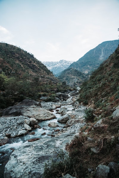 白天靠近山的河流